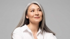 Consejos de experto para realzar el color gris del cabello teñido