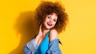 Chica curly: cómo hidratar tus rizos para que luzcan elásticos y brillantes