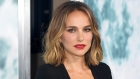Trend Alert! El nuevo tono 'Smoky gold' de Natalie Portman
